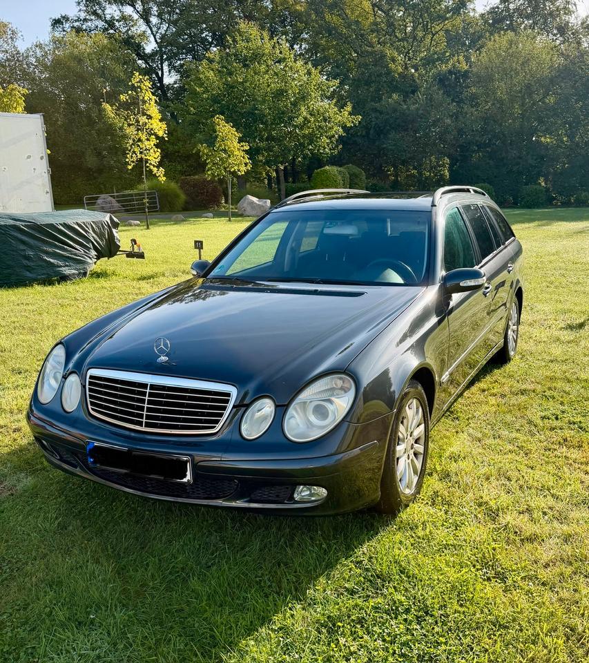 Mercedes Benz E 220 2004 — rear view