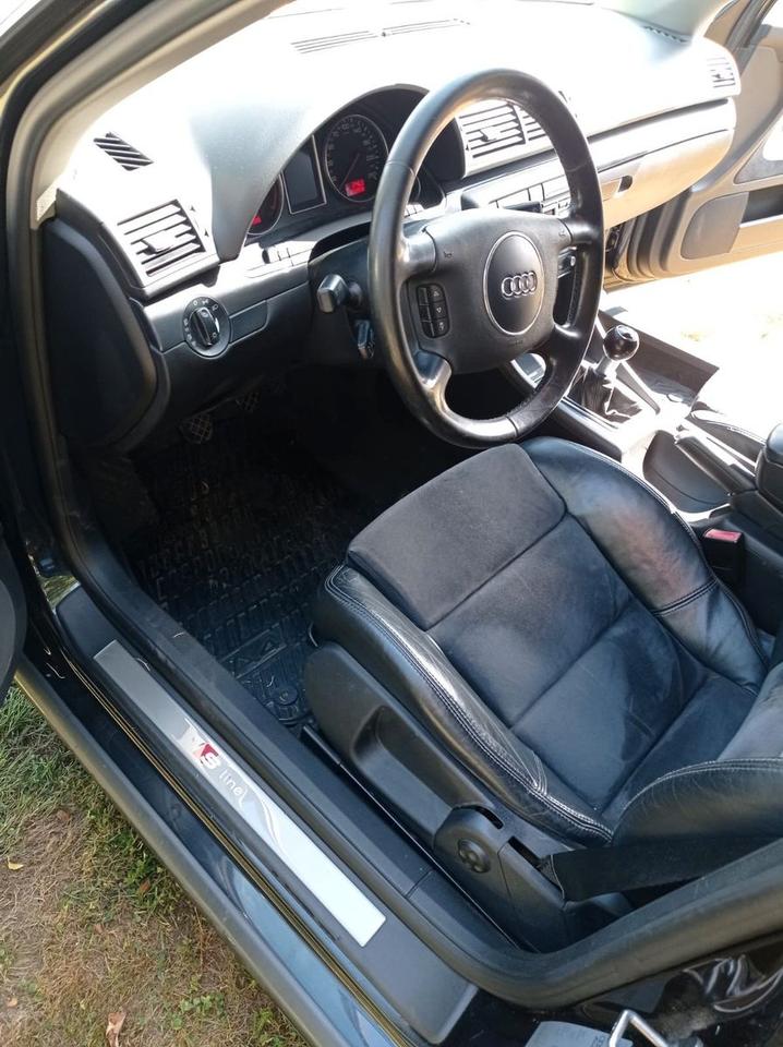 Audi A4 2004 — салон