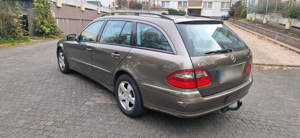 Mercedes Benz E 220 2007 — rear view