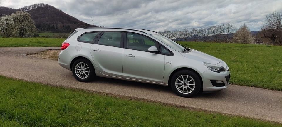 Opel Astra 2015 — rear view