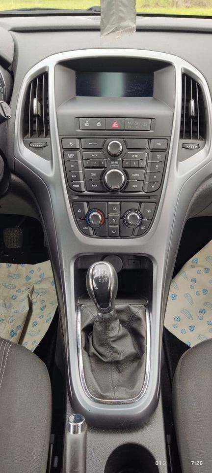 Opel Astra 2015 — interior