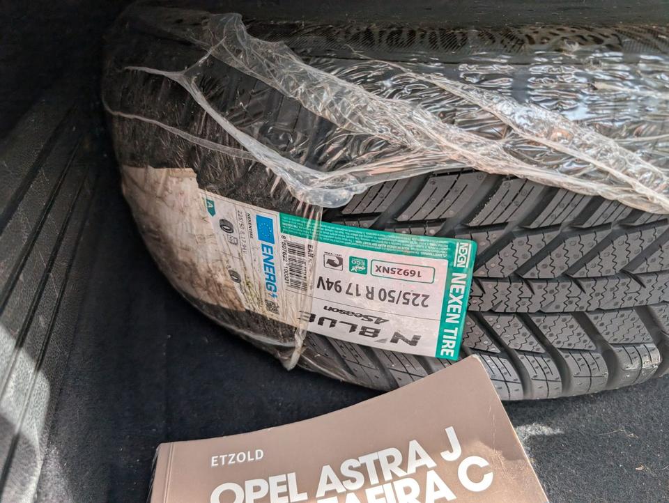 Opel Astra 2011 — photo 10