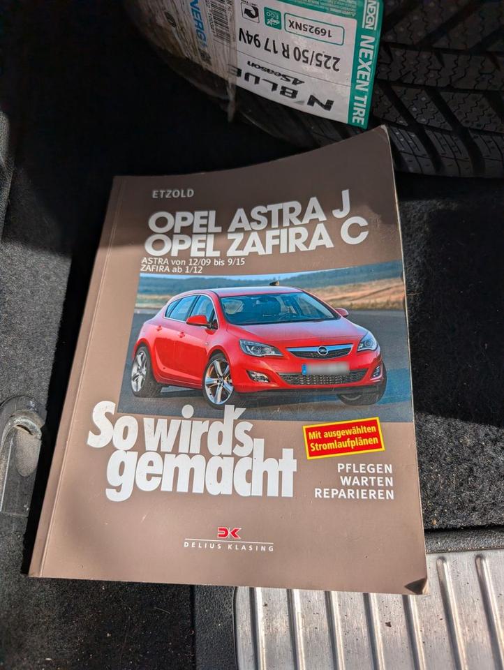 Opel Astra 2011 — photo 11