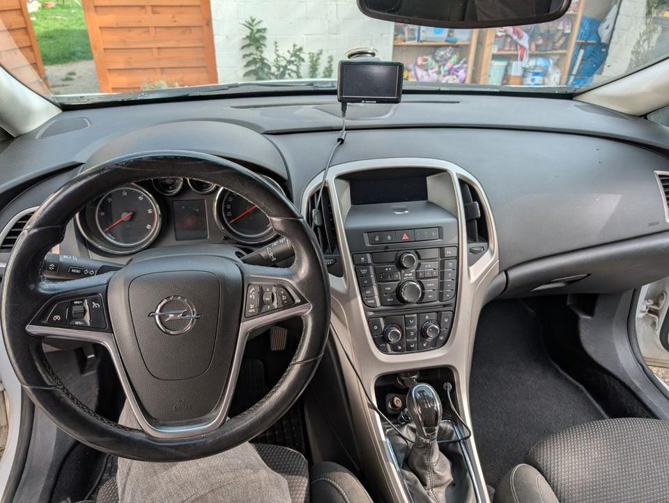 Opel Astra 2011 — photo 13