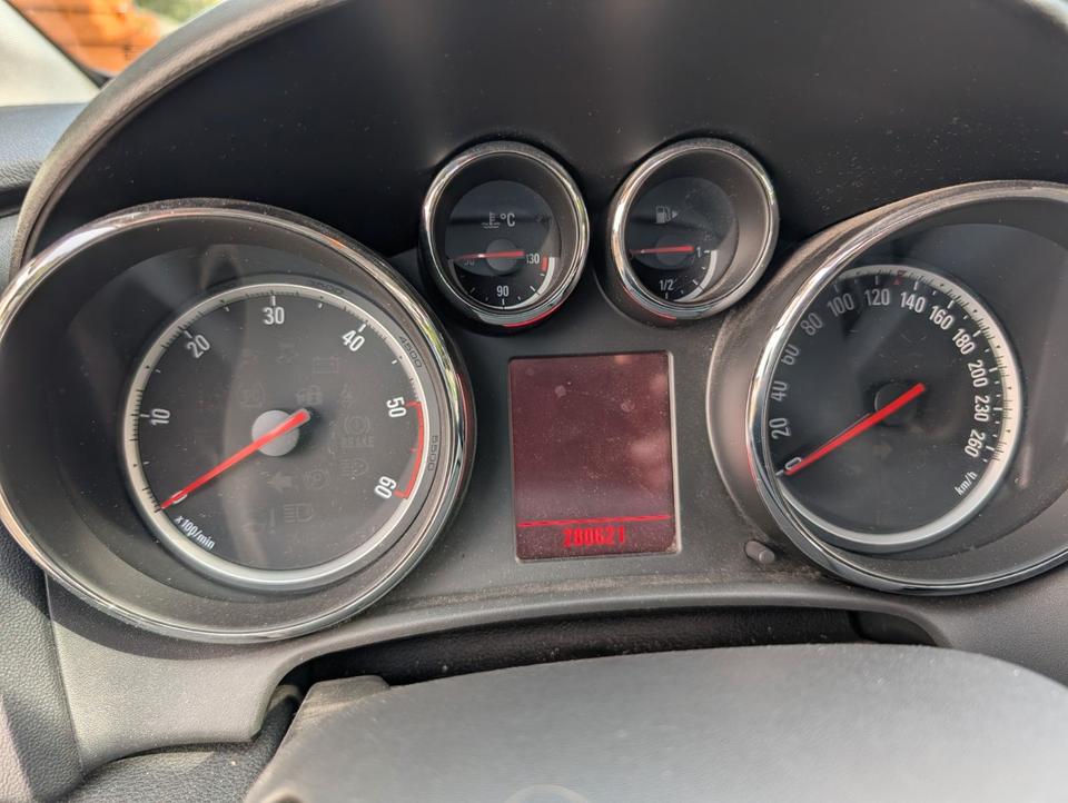 Opel Astra 2011 — photo 15
