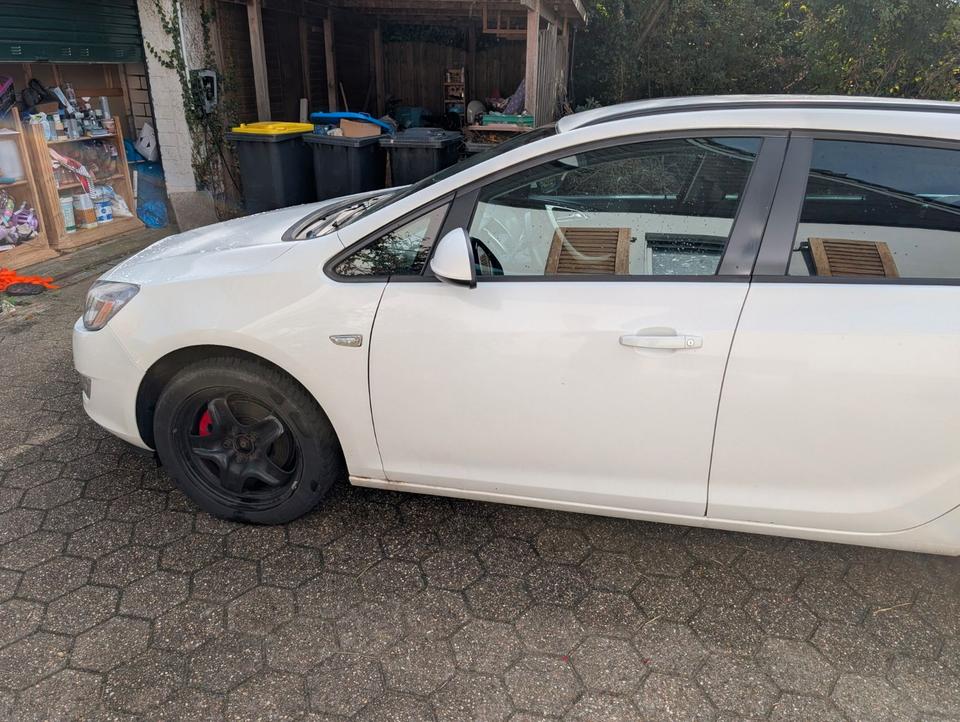 Opel Astra 2011 — rear view