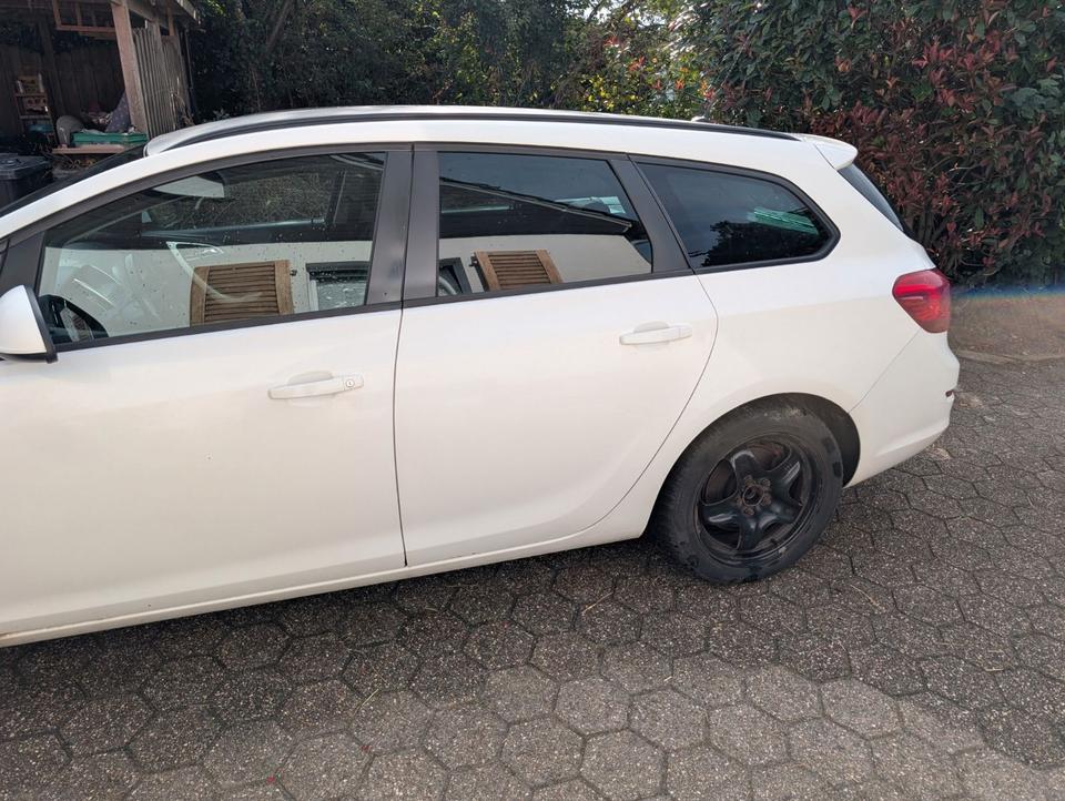 Opel Astra 2011 — interior