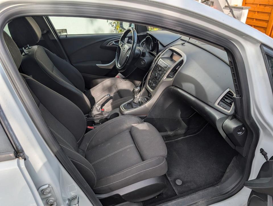 Opel Astra 2011 — photo 8