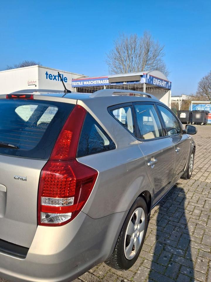 Kia cee'd Sportswagon 2011 — салон