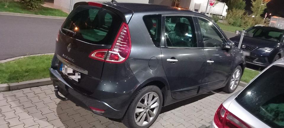 Renault Scenic 2011 — rear view