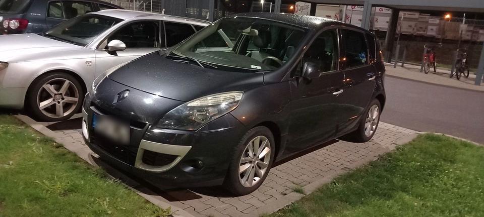 Renault Scenic 2011 — interior