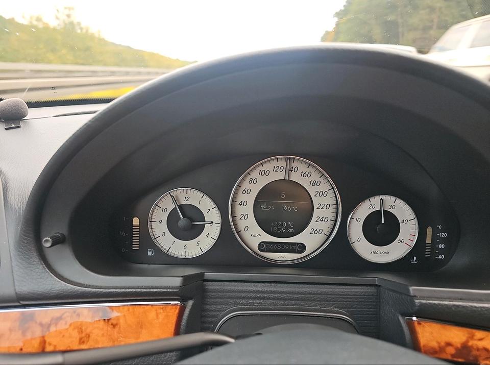 Mercedes Benz E 320 2004 — photo 9
