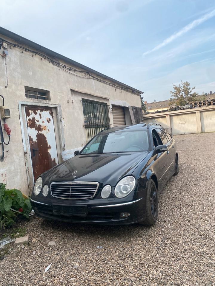 Mercedes Benz E 220 2006 — вигляд ззаду