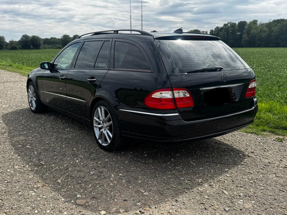 Mercedes Benz E 200 2005 — rear view