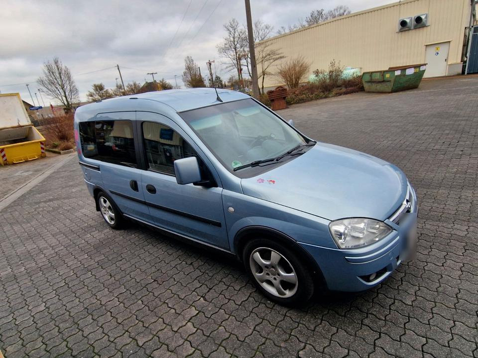 Opel Combo 2009 — салон