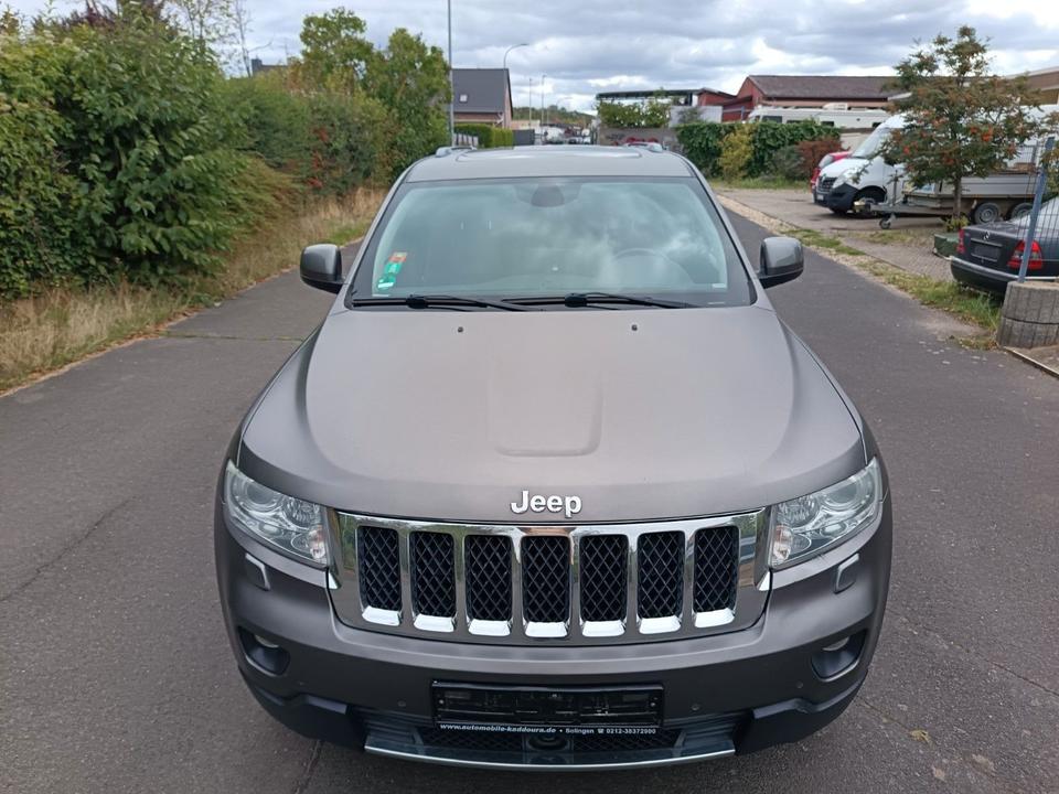 Jeep Grand Cherokee 2012 — rear view