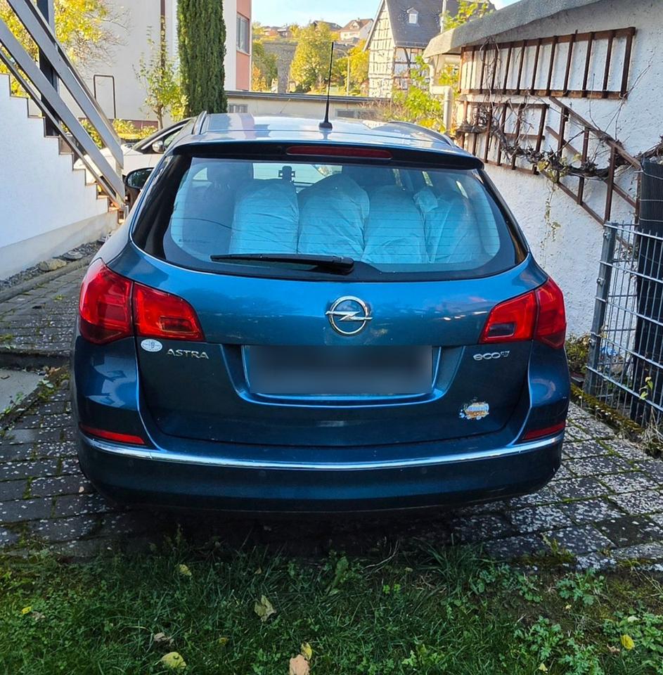 Opel Astra 2014 — салон