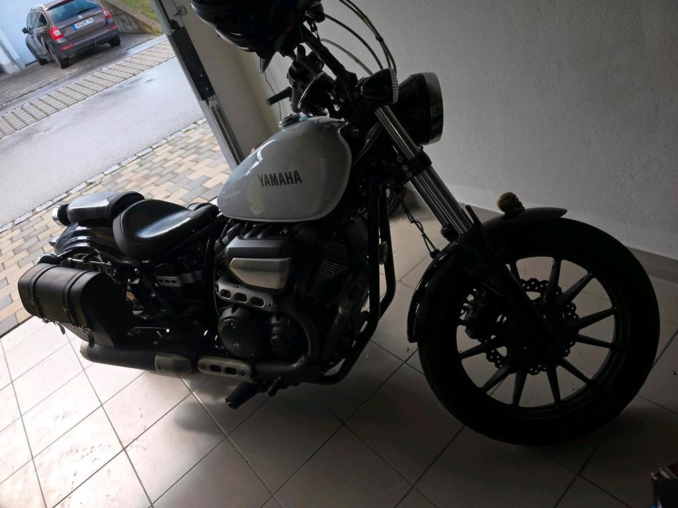 Yamaha XV950S, Baujahr , schwarz/weißer Tank. 2013 — rear view