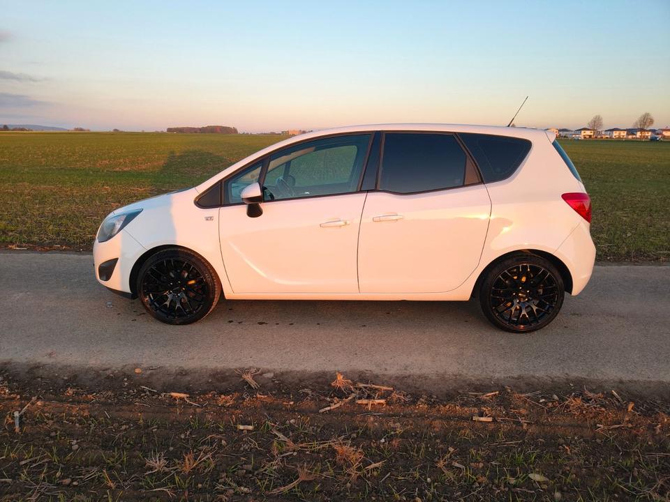 Opel Meriva 2012 — rear view