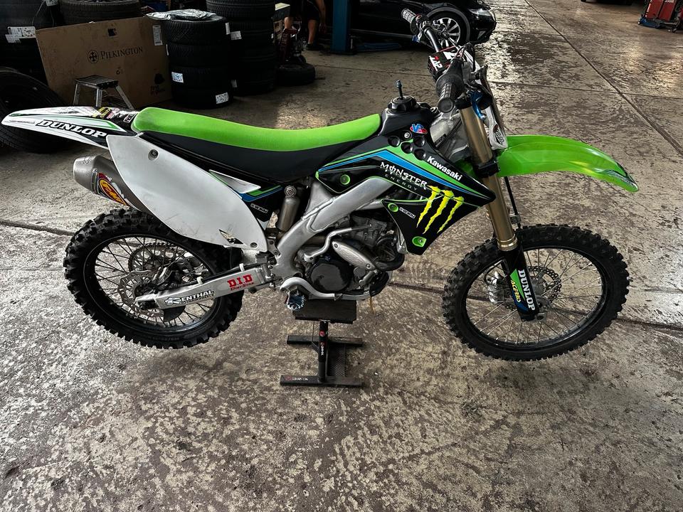 Kawasaki KXF 250 4T Motocross Motorrad Enduro 2011 — rear view
