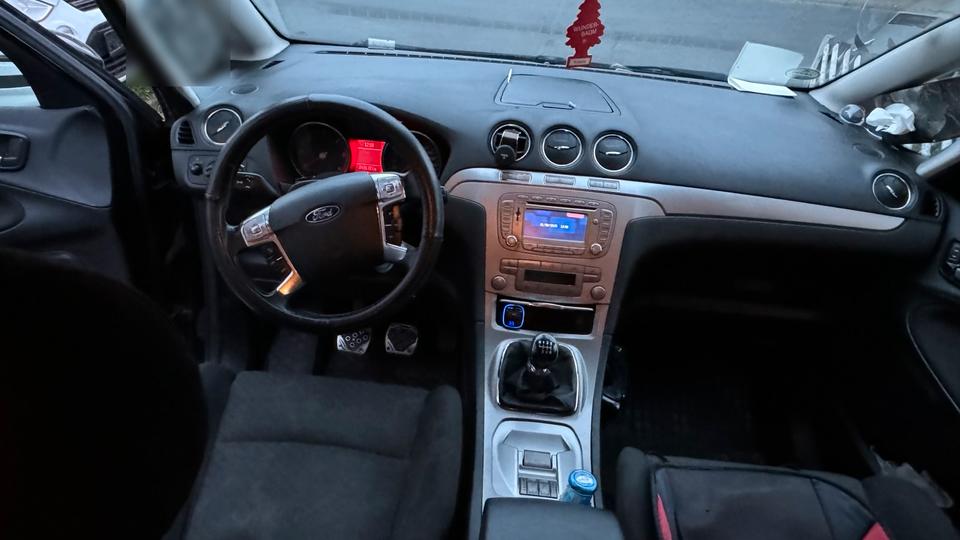 Ford C-Max 2009 — photo 13