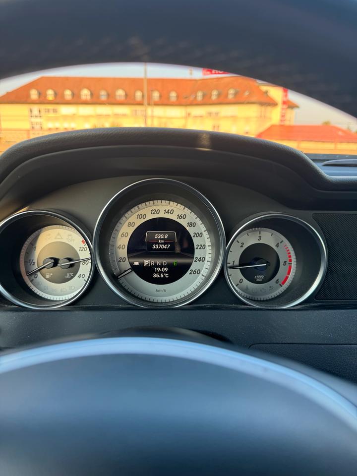Mercedes Benz Weitere Mercedes Benz 2012 — rear view