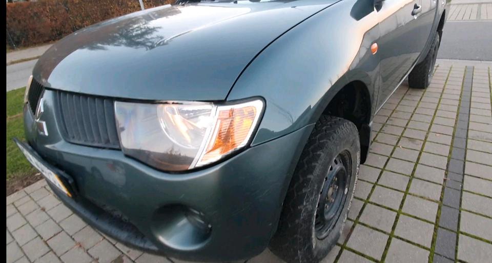 Mitsubishi L200 2006 — rear view
