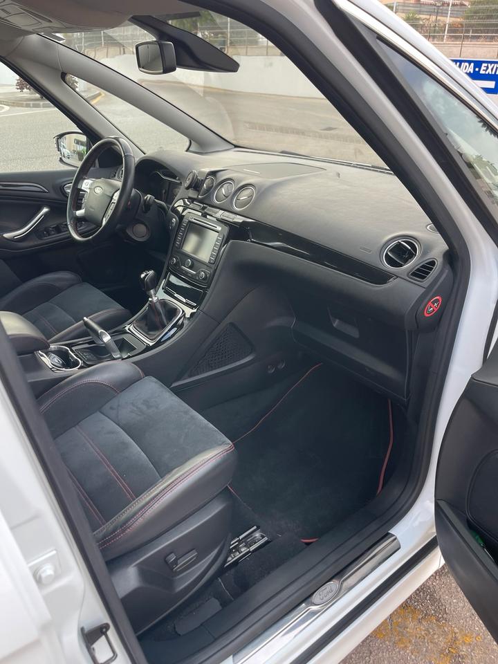 Ford S-Max 2012 — photo 12