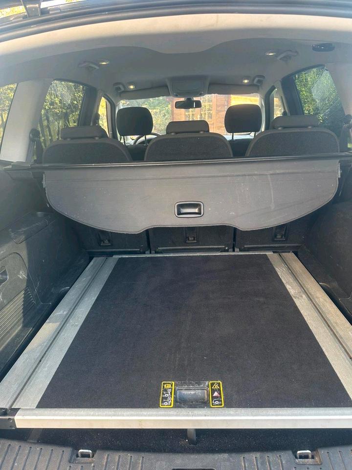 Ford S-Max 2011 — photo 13