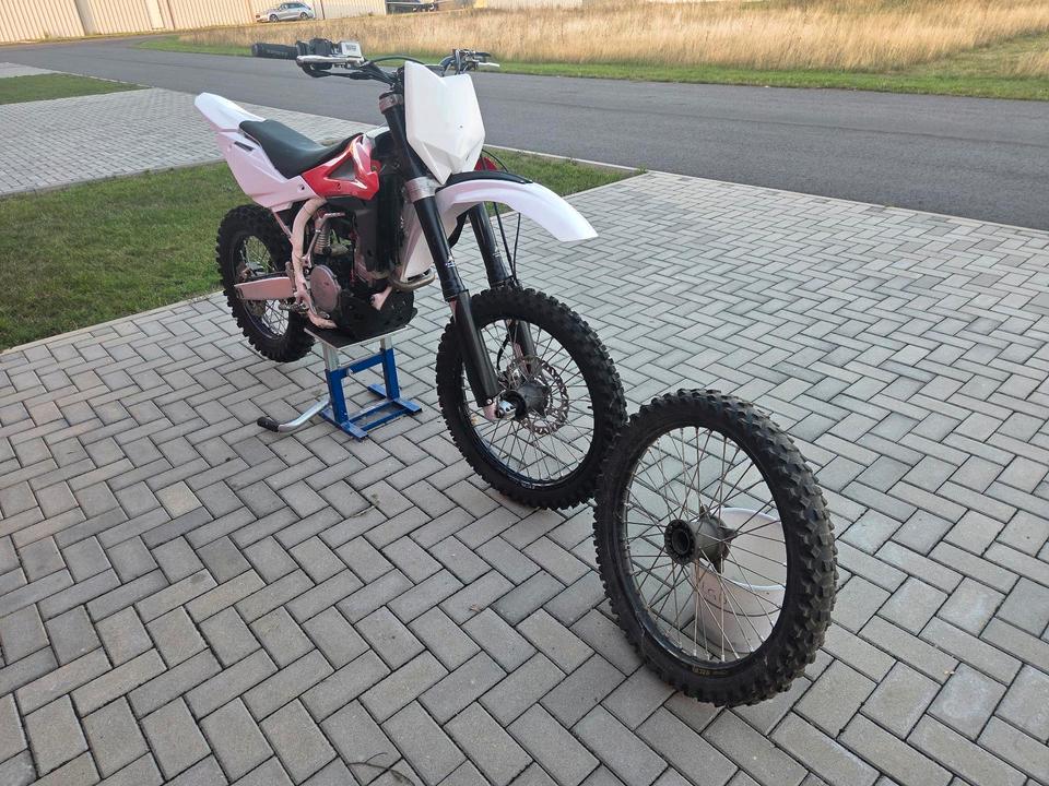 Husqvarna Te250 Te310 Enduro, Motocross 2009 — вигляд ззаду
