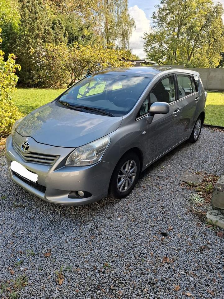 Toyota Verso 2010 — rear view