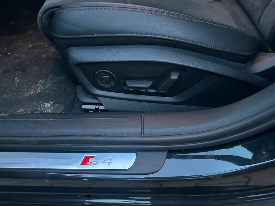 Audi A4 2010 — photo 12