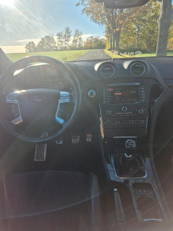 Ford Mondeo 2012 — rear view