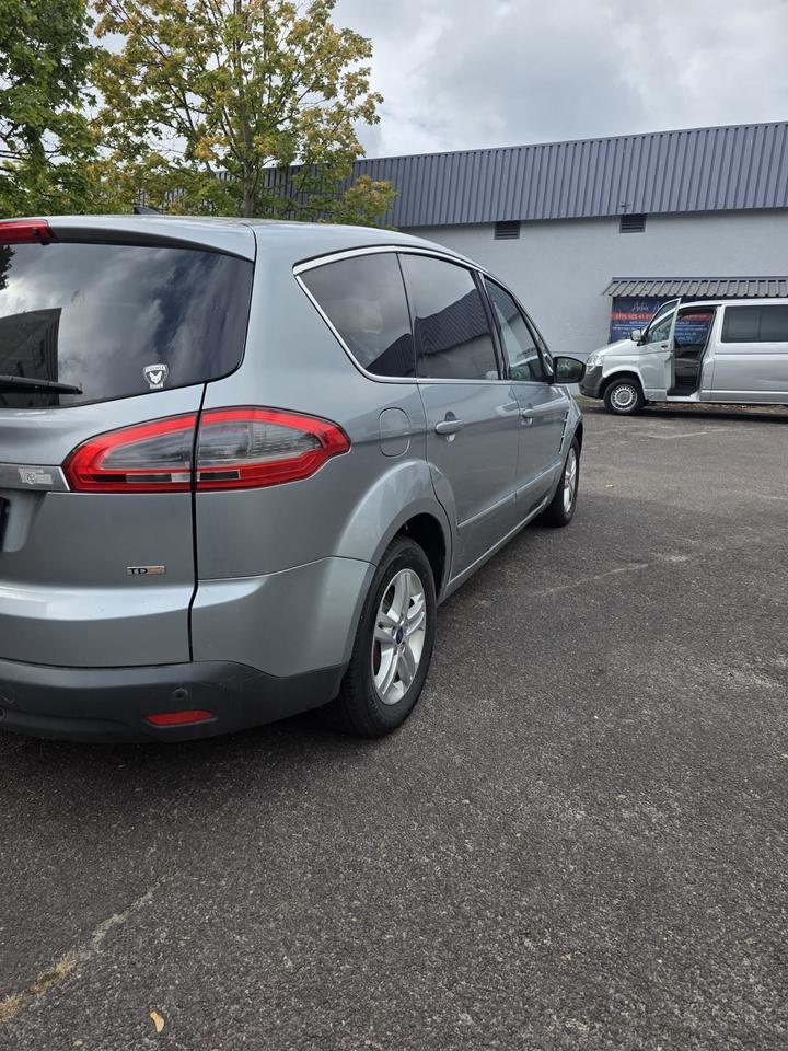 Ford S-Max 2010 — interior