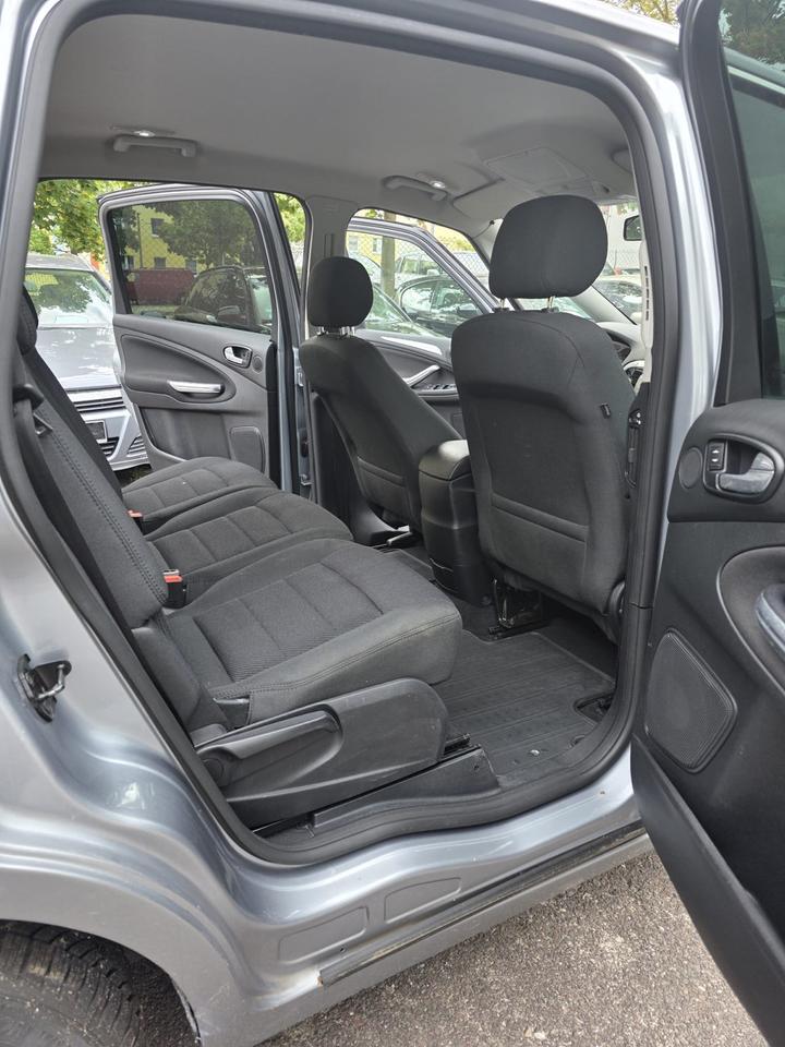 Ford S-Max 2010 — photo 9