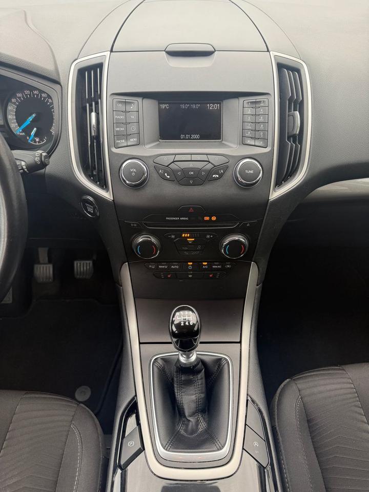 Ford Galaxy 2015 — photo 13