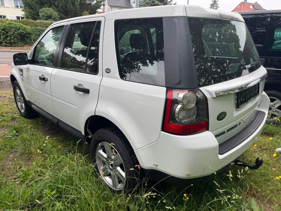 Land Rover Freelander 2012 — rear view