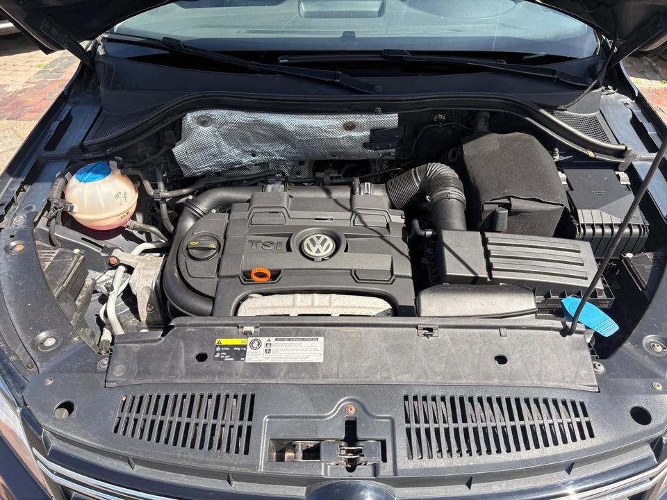 Volkswagen Tiguan 2012 — photo 11