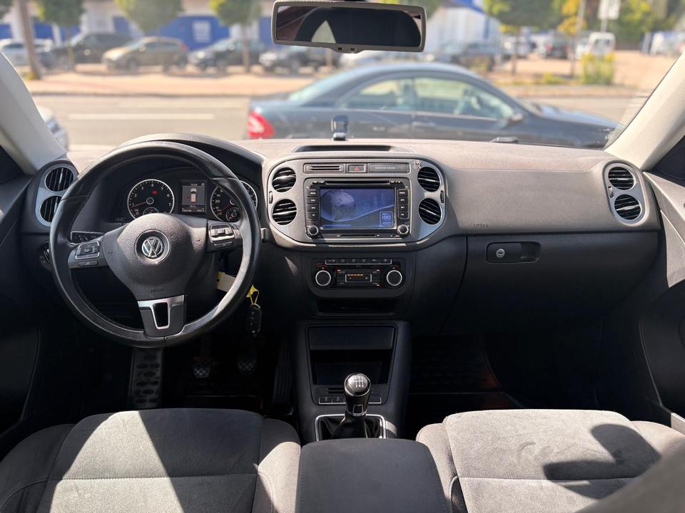 Volkswagen Tiguan 2012 — photo 18