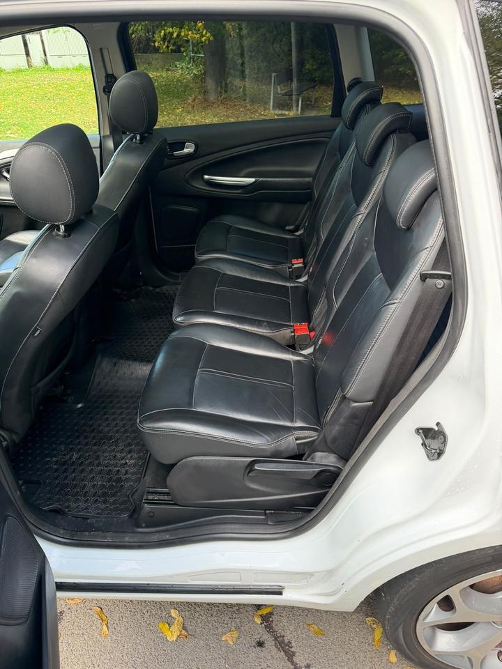 Ford S-Max 2010 — photo 12