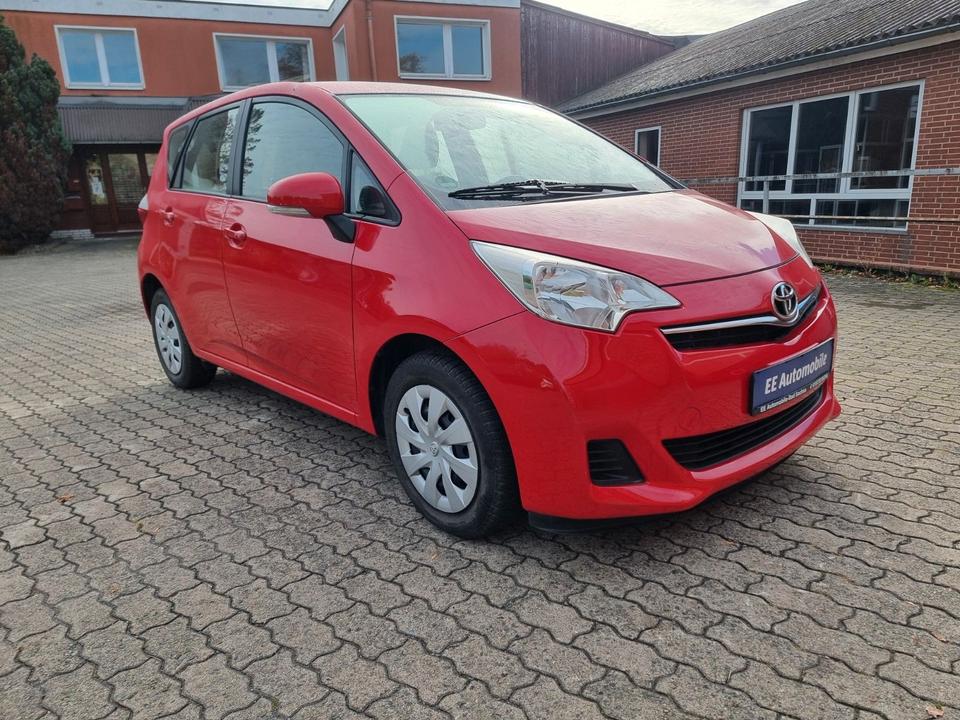 Toyota Verso 2011 — вигляд ззаду