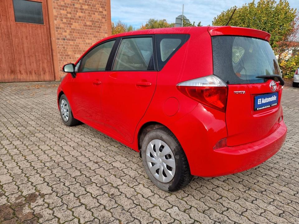 Toyota Verso 2011 — салон