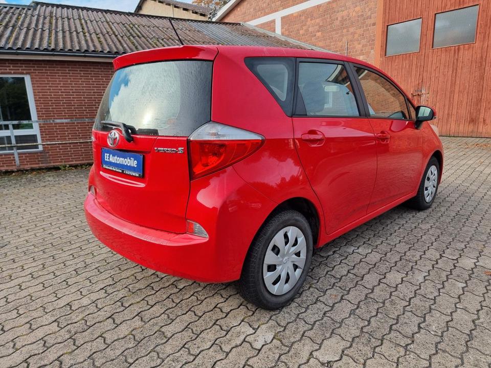 Toyota Verso 2011 — двигун