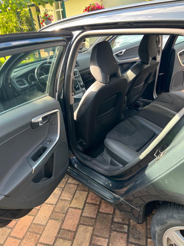 Volvo V60 2012 — photo 14