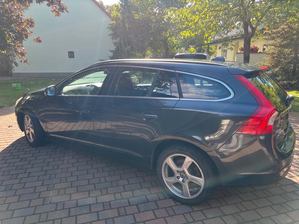 Volvo V60 2012 — rear view