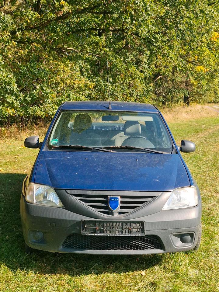 Dacia Logan 2008 — вигляд ззаду