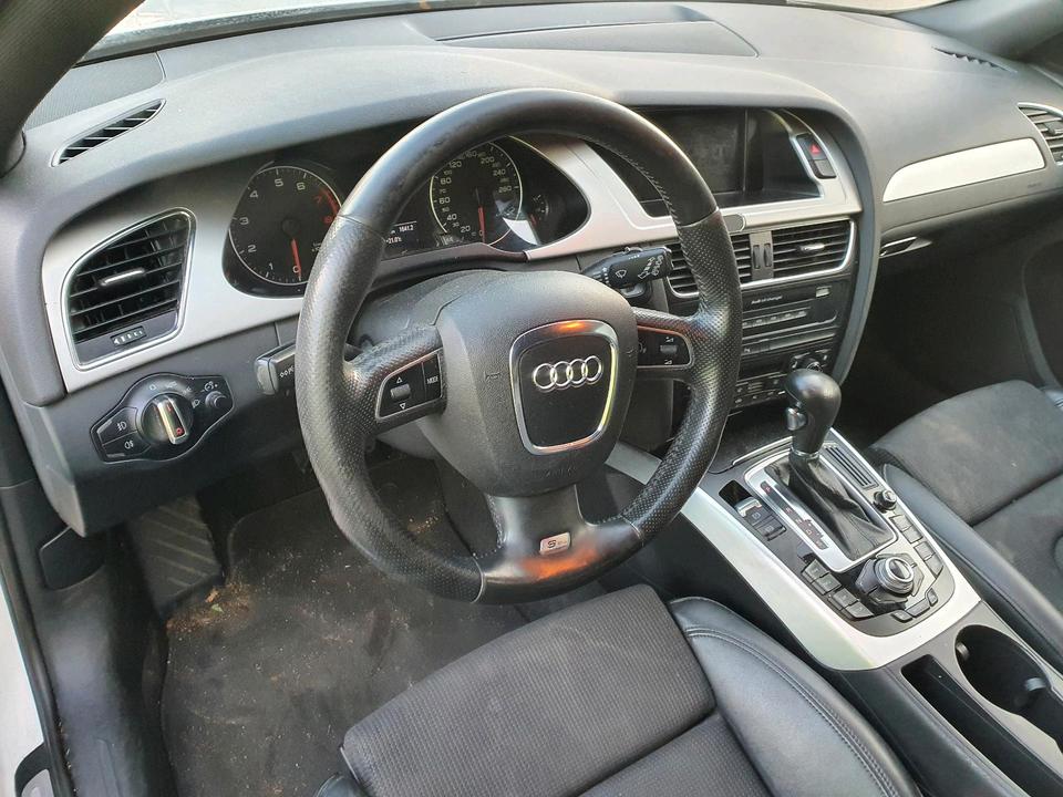 Audi A4 2009 — engine