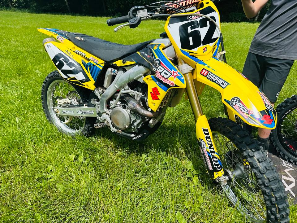 Suzuki Motocross 450 ccm 77,4 BH 2007 — rear view