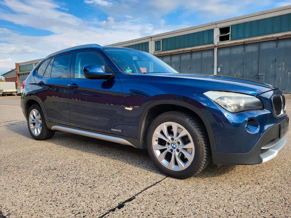 BMW X1 2011 — салон