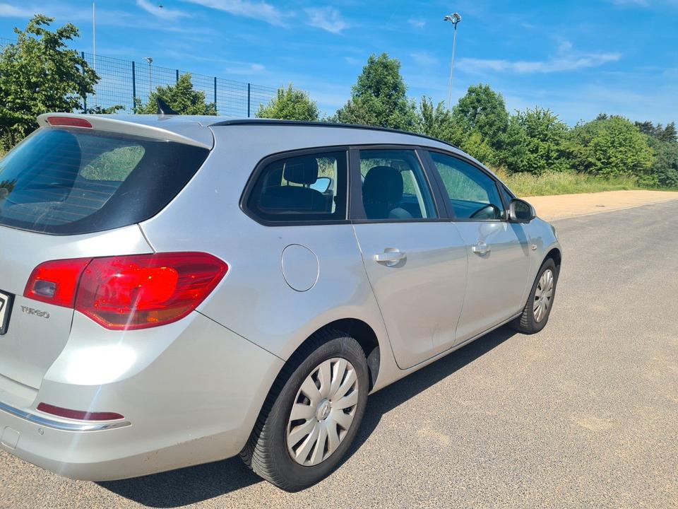 Opel Astra 2015 — rear view